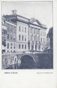 4681 Gezicht op de voorgevel van het Stadhuis (Stadhuisbrug 1) te Utrecht.